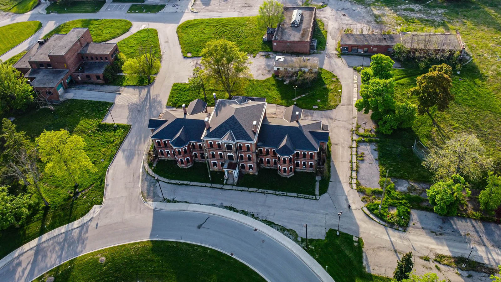 Juravinski Dr (Century Manor)